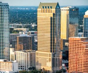 Kriptomonedhat ofrojnë potencial të lartë kthimi dhe liri më të madhe financiare nëpërmjet decentralizimit, duke vepruar në një treg që është i hapur 24/7. Megjithatë, ato janë një aset me rrezik të lartë për shkak të paqëndrueshmërisë ekstreme dhe mungesës së rregullimit. Rreziqet kryesore përfshijnë humbjet e shpejta dhe dështimet e sigurisë kibernetike. Çelësi i suksesit është të investoni vetëm me një strategji të qartë dhe me kapital që nuk kompromenton stabilitetin tuaj financiar.