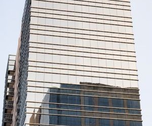 Aksionet ofrojnë potencialin për rritje afatgjatë dhe të ardhura nga dividentët duke investuar në kompani që krijojnë vlerë me kalimin e kohës, por ato gjithashtu mbartin rrezik të konsiderueshëm për shkak të paqëndrueshmërisë së tregut, cikleve ekonomike dhe ngjarjeve specifike të kompanisë; çelësi është të investoni me një strategji të qartë, diversifikim të duhur dhe vetëm me kapital që nuk do të kompromentojë stabilitetin tuaj financiar.