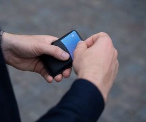 Kriptomonedhat ofrojnë potencial të lartë kthimi dhe liri më të madhe financiare nëpërmjet decentralizimit, duke vepruar në një treg që është i hapur 24/7. Megjithatë, ato janë një aset me rrezik të lartë për shkak të paqëndrueshmërisë ekstreme dhe mungesës së rregullimit. Rreziqet kryesore përfshijnë humbjet e shpejta dhe dështimet e sigurisë kibernetike. Çelësi i suksesit është të investoni vetëm me një strategji të qartë dhe me kapital që nuk kompromenton stabilitetin tuaj financiar.