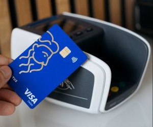 Mallra të tilla si ari, nafta, produktet bujqësore dhe metalet industriale ofrojnë mundësi për të diversifikuar portofolin tuaj dhe për t'u mbrojtur nga inflacioni, por ato janë gjithashtu asete me rrezik të lartë për shkak të paqëndrueshmërisë së çmimeve, tensioneve gjeopolitike dhe goditjeve të ofertës dhe kërkesës; çelësi është të investoni me një strategji të qartë, një kuptim të faktorëve themelorë të tregut dhe vetëm me kapital që nuk kompromenton stabilitetin tuaj financiar.