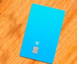 Kriptomonedhat ofrojnë potencial të lartë kthimi dhe liri më të madhe financiare nëpërmjet decentralizimit, duke vepruar në një treg që është i hapur 24/7. Megjithatë, ato janë një aset me rrezik të lartë për shkak të paqëndrueshmërisë ekstreme dhe mungesës së rregullimit. Rreziqet kryesore përfshijnë humbjet e shpejta dhe dështimet e sigurisë kibernetike. Çelësi i suksesit është të investoni vetëm me një strategji të qartë dhe me kapital që nuk kompromenton stabilitetin tuaj financiar.