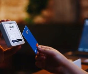 Kriptomonedhat ofrojnë potencial të lartë kthimi dhe liri më të madhe financiare nëpërmjet decentralizimit, duke vepruar në një treg që është i hapur 24/7. Megjithatë, ato janë një aset me rrezik të lartë për shkak të paqëndrueshmërisë ekstreme dhe mungesës së rregullimit. Rreziqet kryesore përfshijnë humbjet e shpejta dhe dështimet e sigurisë kibernetike. Çelësi i suksesit është të investoni vetëm me një strategji të qartë dhe me kapital që nuk kompromenton stabilitetin tuaj financiar.