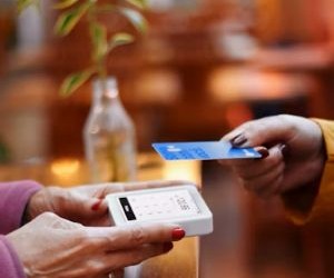 Kriptomonedhat ofrojnë potencial të lartë kthimi dhe liri më të madhe financiare nëpërmjet decentralizimit, duke vepruar në një treg që është i hapur 24/7. Megjithatë, ato janë një aset me rrezik të lartë për shkak të paqëndrueshmërisë ekstreme dhe mungesës së rregullimit. Rreziqet kryesore përfshijnë humbjet e shpejta dhe dështimet e sigurisë kibernetike. Çelësi i suksesit është të investoni vetëm me një strategji të qartë dhe me kapital që nuk kompromenton stabilitetin tuaj financiar.