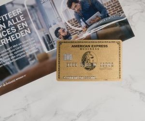 Aksionet ofrojnë potencialin për rritje afatgjatë dhe të ardhura nga dividentët duke investuar në kompani që krijojnë vlerë me kalimin e kohës, por ato gjithashtu mbartin rrezik të konsiderueshëm për shkak të paqëndrueshmërisë së tregut, cikleve ekonomike dhe ngjarjeve specifike të kompanisë; çelësi është të investoni me një strategji të qartë, diversifikim të duhur dhe vetëm me kapital që nuk do të kompromentojë stabilitetin tuaj financiar.