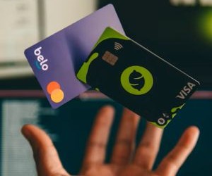 Forex ofron mundësi për të përfituar nga luhatjet midis monedhave globale në një treg shumë likuid që tregtohet 24 orë në ditë, por është gjithashtu një arenë me rrezik të lartë për shkak të levave financiare, paqëndrueshmërisë së fortë dhe ndikimit të lajmeve makroekonomike; çelësi është të tregtoni me një strategji të qartë, menaxhim të rreptë të rrezikut dhe vetëm me kapital që mund të përballoni të humbni pa ndikuar në stabilitetin tuaj financiar.