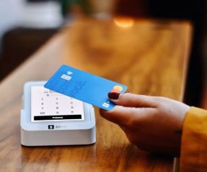 Investimet ju lejojnë të rrisni pasurinë tuaj me kalimin e kohës duke i investuar paratë tuaja në asete të tilla si aksione, obligacione, fonde, pasuri të paluajtshme dhe më shumë, por ato gjithmonë përfshijnë rrezik, duke përfshirë paqëndrueshmërinë e tregut, humbjen e mundshme të kapitalit dhe kthimet që ulin inflacionin; çelësi është të investoni me një strategji të qartë, diversifikim të duhur dhe vetëm me kapital që nuk kompromenton stabilitetin tuaj financiar.