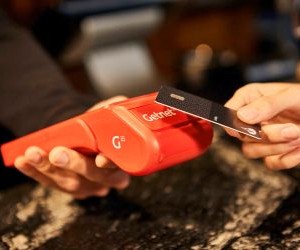 Kriptomonedhat ofrojnë potencial të lartë kthimi dhe liri më të madhe financiare nëpërmjet decentralizimit, duke vepruar në një treg që është i hapur 24/7. Megjithatë, ato janë një aset me rrezik të lartë për shkak të paqëndrueshmërisë ekstreme dhe mungesës së rregullimit. Rreziqet kryesore përfshijnë humbjet e shpejta dhe dështimet e sigurisë kibernetike. Çelësi i suksesit është të investoni vetëm me një strategji të qartë dhe me kapital që nuk kompromenton stabilitetin tuaj financiar.