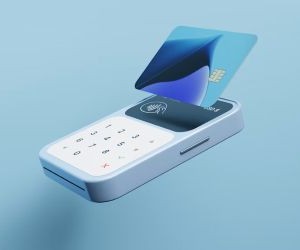 Mallra të tilla si ari, nafta, produktet bujqësore dhe metalet industriale ofrojnë mundësi për të diversifikuar portofolin tuaj dhe për t'u mbrojtur nga inflacioni, por ato janë gjithashtu asete me rrezik të lartë për shkak të paqëndrueshmërisë së çmimeve, tensioneve gjeopolitike dhe goditjeve të ofertës dhe kërkesës; çelësi është të investoni me një strategji të qartë, një kuptim të faktorëve themelorë të tregut dhe vetëm me kapital që nuk kompromenton stabilitetin tuaj financiar.