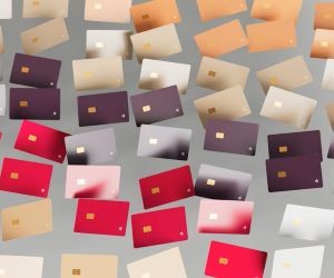 Mallra të tilla si ari, nafta, produktet bujqësore dhe metalet industriale ofrojnë mundësi për të diversifikuar portofolin tuaj dhe për t'u mbrojtur nga inflacioni, por ato janë gjithashtu asete me rrezik të lartë për shkak të paqëndrueshmërisë së çmimeve, tensioneve gjeopolitike dhe goditjeve të ofertës dhe kërkesës; çelësi është të investoni me një strategji të qartë, një kuptim të faktorëve themelorë të tregut dhe vetëm me kapital që nuk kompromenton stabilitetin tuaj financiar.