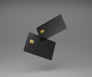 Forex ofron mundësi për të përfituar nga luhatjet midis monedhave globale në një treg shumë likuid që tregtohet 24 orë në ditë, por është gjithashtu një arenë me rrezik të lartë për shkak të levave financiare, paqëndrueshmërisë së fortë dhe ndikimit të lajmeve makroekonomike; çelësi është të tregtoni me një strategji të qartë, menaxhim të rreptë të rrezikut dhe vetëm me kapital që mund të përballoni të humbni pa ndikuar në stabilitetin tuaj financiar.