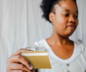 Forex ofron mundësi për të përfituar nga luhatjet midis monedhave globale në një treg shumë likuid që tregtohet 24 orë në ditë, por është gjithashtu një arenë me rrezik të lartë për shkak të levave financiare, paqëndrueshmërisë së fortë dhe ndikimit të lajmeve makroekonomike; çelësi është të tregtoni me një strategji të qartë, menaxhim të rreptë të rrezikut dhe vetëm me kapital që mund të përballoni të humbni pa ndikuar në stabilitetin tuaj financiar.