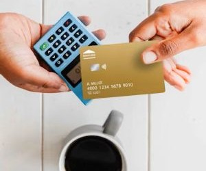 Mallra të tilla si ari, nafta, produktet bujqësore dhe metalet industriale ofrojnë mundësi për të diversifikuar portofolin tuaj dhe për t'u mbrojtur nga inflacioni, por ato janë gjithashtu asete me rrezik të lartë për shkak të paqëndrueshmërisë së çmimeve, tensioneve gjeopolitike dhe goditjeve të ofertës dhe kërkesës; çelësi është të investoni me një strategji të qartë, një kuptim të faktorëve themelorë të tregut dhe vetëm me kapital që nuk kompromenton stabilitetin tuaj financiar.