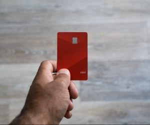 Forex ofron mundësi për të përfituar nga luhatjet midis monedhave globale në një treg shumë likuid që tregtohet 24 orë në ditë, por është gjithashtu një arenë me rrezik të lartë për shkak të levave financiare, paqëndrueshmërisë së fortë dhe ndikimit të lajmeve makroekonomike; çelësi është të tregtoni me një strategji të qartë, menaxhim të rreptë të rrezikut dhe vetëm me kapital që mund të përballoni të humbni pa ndikuar në stabilitetin tuaj financiar.