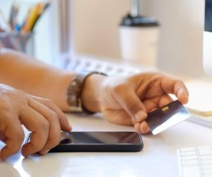 Forex ofron mundësi për të përfituar nga luhatjet midis monedhave globale në një treg shumë likuid që tregtohet 24 orë në ditë, por është gjithashtu një arenë me rrezik të lartë për shkak të levave financiare, paqëndrueshmërisë së fortë dhe ndikimit të lajmeve makroekonomike; çelësi është të tregtoni me një strategji të qartë, menaxhim të rreptë të rrezikut dhe vetëm me kapital që mund të përballoni të humbni pa ndikuar në stabilitetin tuaj financiar.