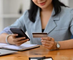 Forex ofron mundësi për të përfituar nga luhatjet midis monedhave globale në një treg shumë likuid që tregtohet 24 orë në ditë, por është gjithashtu një arenë me rrezik të lartë për shkak të levave financiare, paqëndrueshmërisë së fortë dhe ndikimit të lajmeve makroekonomike; çelësi është të tregtoni me një strategji të qartë, menaxhim të rreptë të rrezikut dhe vetëm me kapital që mund të përballoni të humbni pa ndikuar në stabilitetin tuaj financiar.