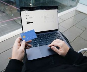 Forex ofron mundësi për të përfituar nga luhatjet midis monedhave globale në një treg shumë likuid që tregtohet 24 orë në ditë, por është gjithashtu një arenë me rrezik të lartë për shkak të levave financiare, paqëndrueshmërisë së fortë dhe ndikimit të lajmeve makroekonomike; çelësi është të tregtoni me një strategji të qartë, menaxhim të rreptë të rrezikut dhe vetëm me kapital që mund të përballoni të humbni pa ndikuar në stabilitetin tuaj financiar.