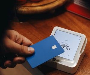 Forex ofron mundësi për të përfituar nga luhatjet midis monedhave globale në një treg shumë likuid që tregtohet 24 orë në ditë, por është gjithashtu një arenë me rrezik të lartë për shkak të levave financiare, paqëndrueshmërisë së fortë dhe ndikimit të lajmeve makroekonomike; çelësi është të tregtoni me një strategji të qartë, menaxhim të rreptë të rrezikut dhe vetëm me kapital që mund të përballoni të humbni pa ndikuar në stabilitetin tuaj financiar.