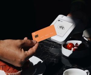 Forex ofron mundësi për të përfituar nga luhatjet midis monedhave globale në një treg shumë likuid që tregtohet 24 orë në ditë, por është gjithashtu një arenë me rrezik të lartë për shkak të levave financiare, paqëndrueshmërisë së fortë dhe ndikimit të lajmeve makroekonomike; çelësi është të tregtoni me një strategji të qartë, menaxhim të rreptë të rrezikut dhe vetëm me kapital që mund të përballoni të humbni pa ndikuar në stabilitetin tuaj financiar.