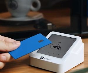 Mallra të tilla si ari, nafta, produktet bujqësore dhe metalet industriale ofrojnë mundësi për të diversifikuar portofolin tuaj dhe për t'u mbrojtur nga inflacioni, por ato janë gjithashtu asete me rrezik të lartë për shkak të paqëndrueshmërisë së çmimeve, tensioneve gjeopolitike dhe goditjeve të ofertës dhe kërkesës; çelësi është të investoni me një strategji të qartë, një kuptim të faktorëve themelorë të tregut dhe vetëm me kapital që nuk kompromenton stabilitetin tuaj financiar.