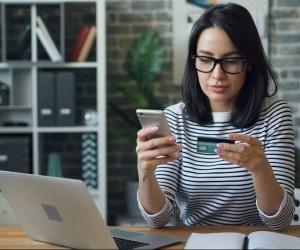 Forex ofron mundësi për të përfituar nga luhatjet midis monedhave globale në një treg shumë likuid që tregtohet 24 orë në ditë, por është gjithashtu një arenë me rrezik të lartë për shkak të levave financiare, paqëndrueshmërisë së fortë dhe ndikimit të lajmeve makroekonomike; çelësi është të tregtoni me një strategji të qartë, menaxhim të rreptë të rrezikut dhe vetëm me kapital që mund të përballoni të humbni pa ndikuar në stabilitetin tuaj financiar.