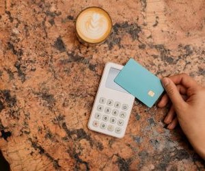 Aksionet ofrojnë potencialin për rritje afatgjatë dhe të ardhura nga dividentët duke investuar në kompani që krijojnë vlerë me kalimin e kohës, por ato gjithashtu mbartin rrezik të konsiderueshëm për shkak të paqëndrueshmërisë së tregut, cikleve ekonomike dhe ngjarjeve specifike të kompanisë; çelësi është të investoni me një strategji të qartë, diversifikim të duhur dhe vetëm me kapital që nuk do të kompromentojë stabilitetin tuaj financiar.