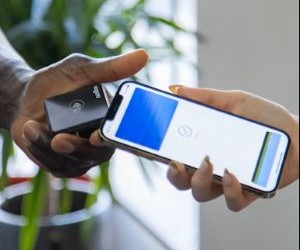 Aksionet ofrojnë potencialin për rritje afatgjatë dhe të ardhura nga dividentët duke investuar në kompani që krijojnë vlerë me kalimin e kohës, por ato gjithashtu mbartin rrezik të konsiderueshëm për shkak të paqëndrueshmërisë së tregut, cikleve ekonomike dhe ngjarjeve specifike të kompanisë; çelësi është të investoni me një strategji të qartë, diversifikim të duhur dhe vetëm me kapital që nuk do të kompromentojë stabilitetin tuaj financiar.