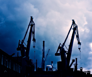 Nafta mund të ofrojë mundësi për diversifikimin e portofolit dhe mbrojtje kundër inflacionit, por mbetet një aktiv me rrezik të lartë për shkak të volatilitetit, tensioneve gjeopolitike dhe goditjeve të ofertës dhe kërkesës.